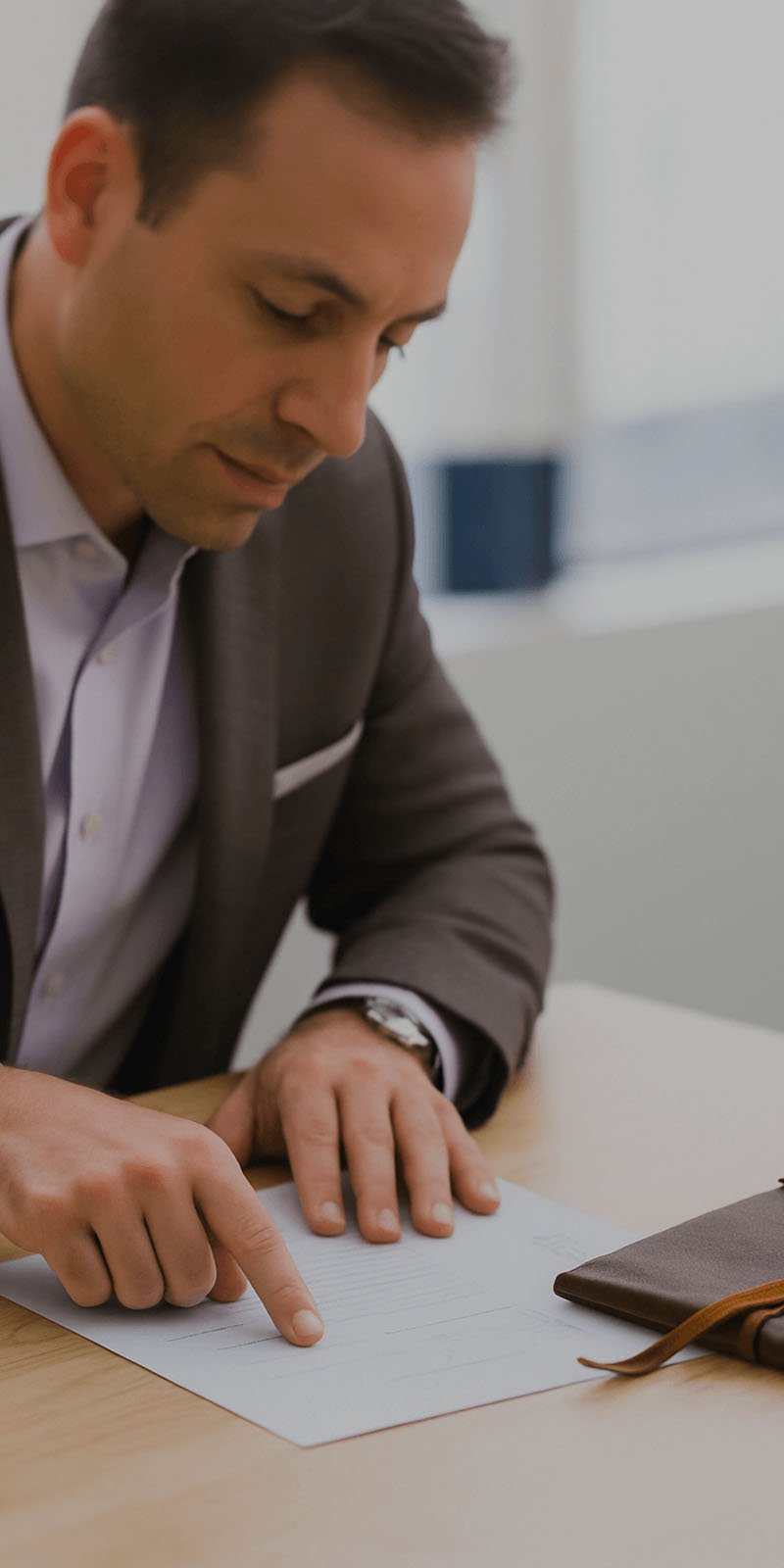 Conseiller immobilier travaillant sur un document stratégique pour un propriétaire.